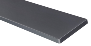 Parapet wewnętrzny w kolorze antracytowym o matowej strukturze z zaokrąglonym bezpiecznym narożnikiem, zaprezentowany na białym tle.