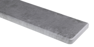 Zbliżenie na zaokrąglony narożnik parapetu wewnętrznego w okleinie imitującej ciemny beton architektoniczny. Widoczna matowa, nieregularna tekstura z przetarciami w odcieniach szarości i grafitu na jasnym tle.