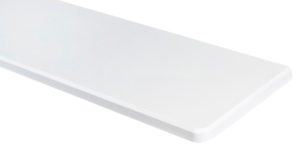 Gładki biały parapet wewnętrzny w matowym wykończeniu z zaokrąglonym bezpiecznym narożnikiem, zaprezentowany na jasnym tle.