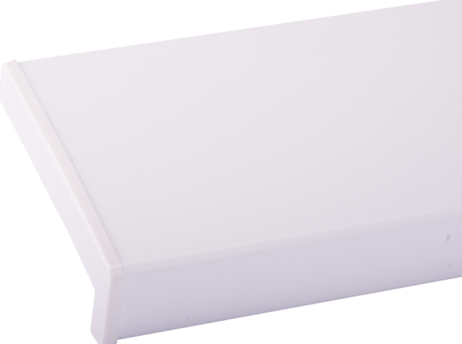 Klasyczny biały parapet wewnętrzny PCV o strukturze komorowej z założoną zatyczką boczną.