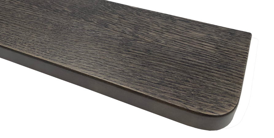 Ciemny parapet o strukturze dębu w kolorze grafitowym z zaokrąglonym brzegiem na białym tle.