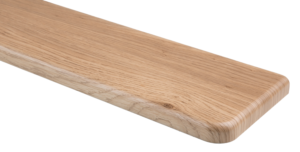 Jasny parapet wewnętrzny w kolorze dąb london o naturalnym usłojeniu drewna z gładkim, zaokrąglonym narożnikiem, zaprezentowany na białym tle.