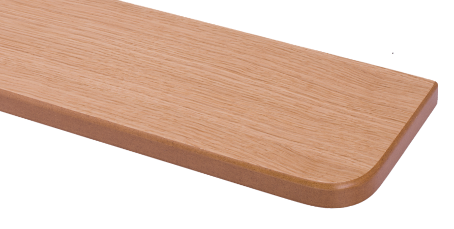 Parapet o wzorze dębu naturalnego z zaokrągloną krawędzią, pokazany pod kątem.