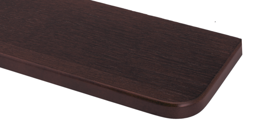 Ciemnobrązowy parapet o strukturze ciemnego orzecha z bezpiecznym, zaokrąglonym narożnikiem.