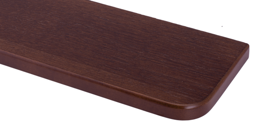 Ciemnobrązowy parapet o strukturze orzecha z bezpiecznym, zaokrąglonym narożnikiem.