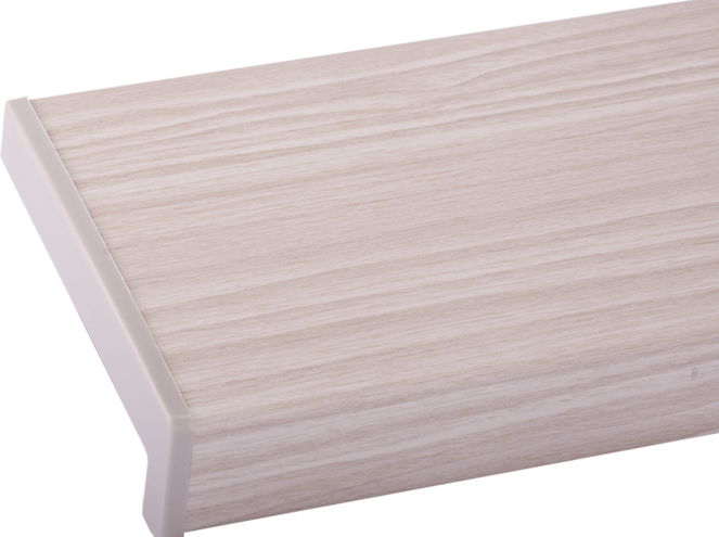Parapet wewnętrzny PCV dąb skandynawski o jasnym, szaro-beżowym usłojeniu drewna.