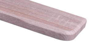 Jasny parapet wewnętrzny w kolorze dąb sonoma o charakterystycznym, lekko chłodnym usłojeniu z bezpiecznym, zaokrąglonym narożnikiem.