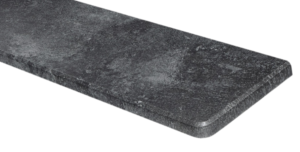 Zbliżenie na narożnik parapetu wewnętrznego o wzorze ciemnoszarego granitu z wyraźną kamienną strukturą i bezpiecznym, zaokrąglonym brzegiem.