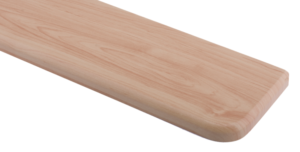 Parapet wewnętrzny w kolorze jabłoni o ciepłym, rudo-brązowym odcieniu z delikatnym rysunkiem słojów i bezpiecznym, zaokrąglonym narożnikiem.