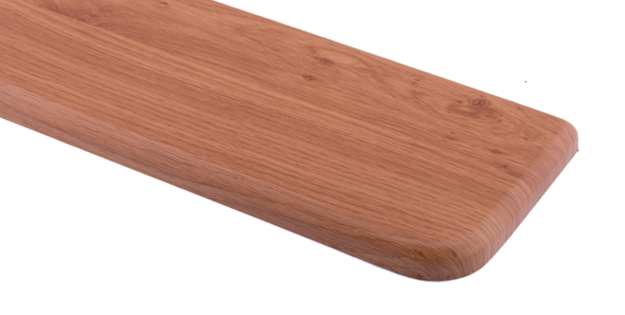 Parapet wewnętrzny w kolorze jasny dąb o ciepłym odcieniu z wyraźnym rysunkiem słojów i bezpiecznym, zaokrąglonym narożnikiem na białym tle.