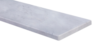 Parapet wewnętrzny w dekorze jasnego marmuru z delikatnym szarym użyleniem i bezpiecznym, zaokrąglonym narożnikiem, zaprezentowany na białym tle.