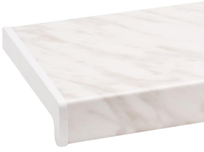 Parapet wewnętrzny PCV imitujący jasny marmur z delikatnymi szarymi żyłkami.