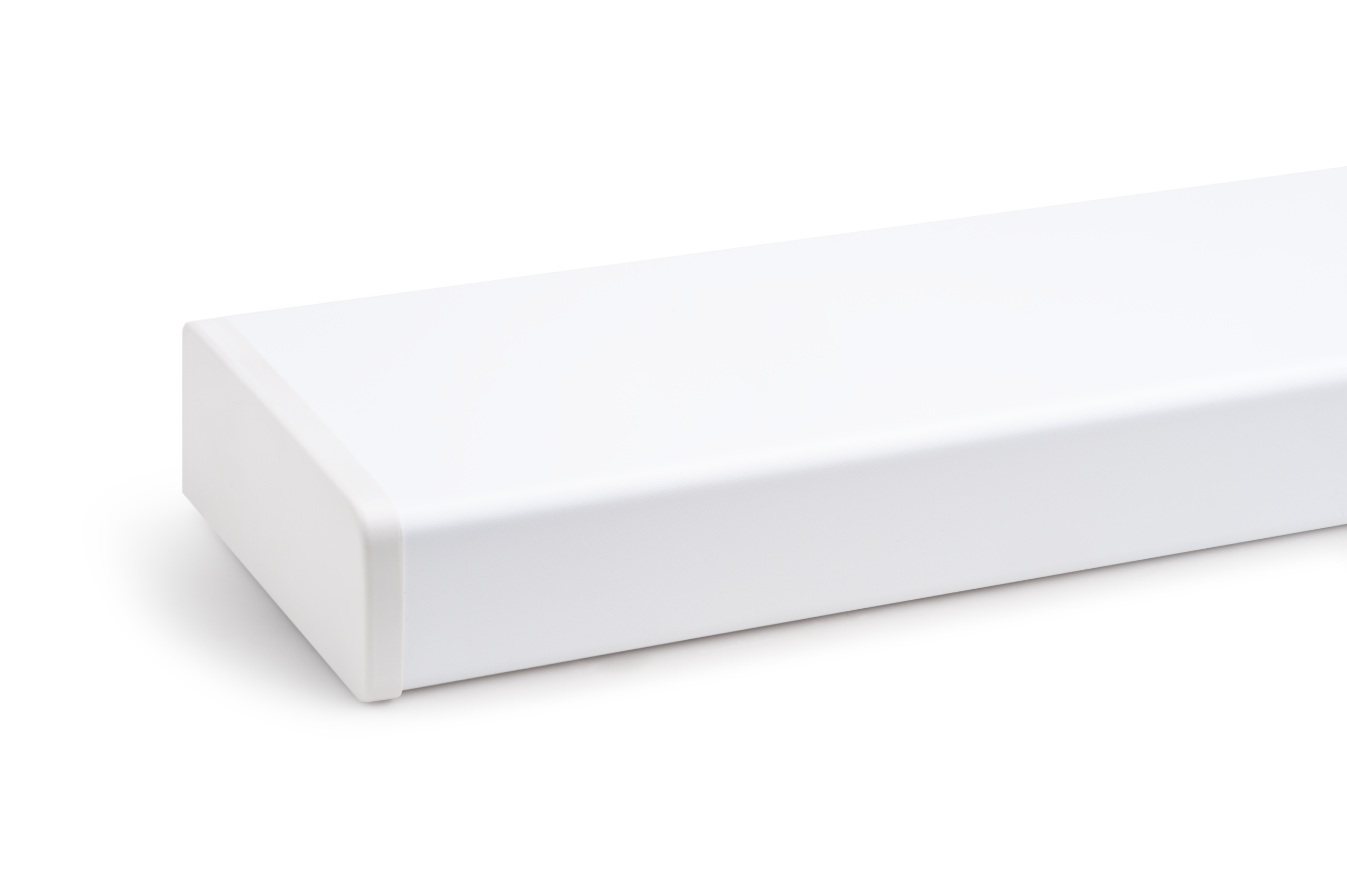 Biała nakładka renowacyjna PCV na stary parapet betonowy, widoczny profil maskujący.