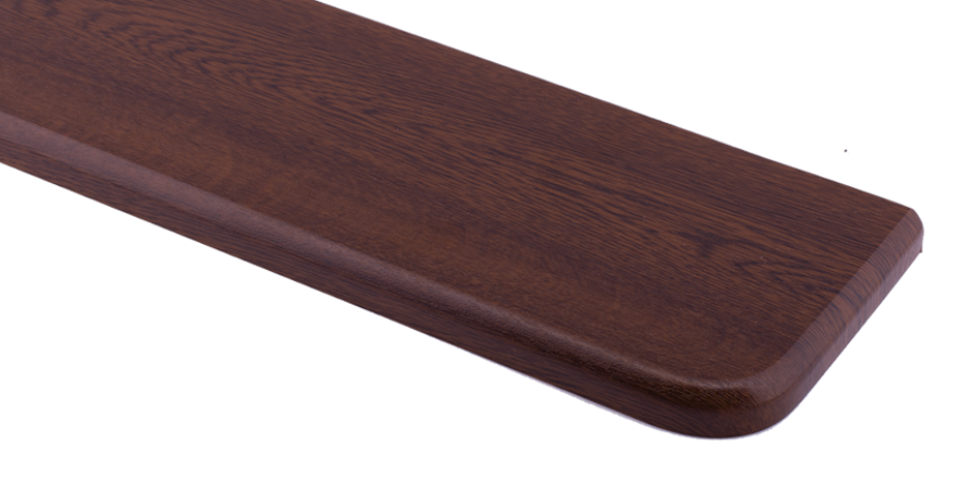 Parapet wewnętrzny w kolorze orzech lanzado o głębokim, ciemnobrązowym odcieniu z wyraźnym rysunkiem drewna i bezpiecznym, zaokrąglonym narożnikiem.