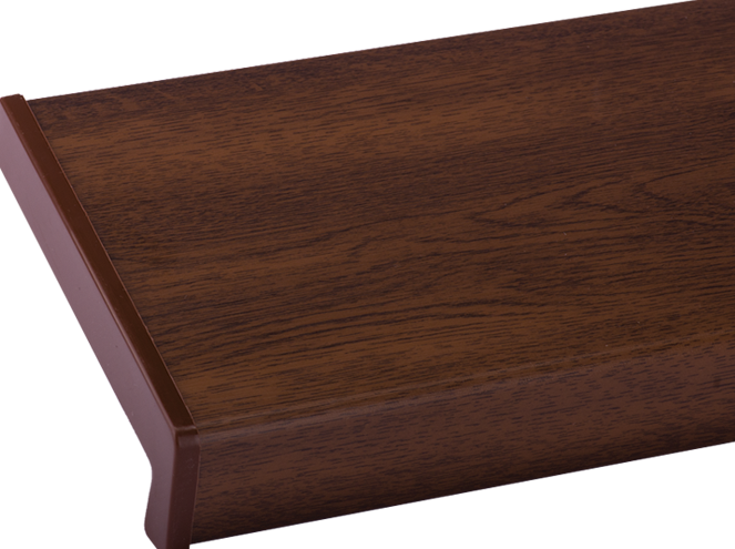 Ciemnobrązowy parapet wewnętrzny PCV w kolorze orzech z wyraźnym rysunkiem drewna.