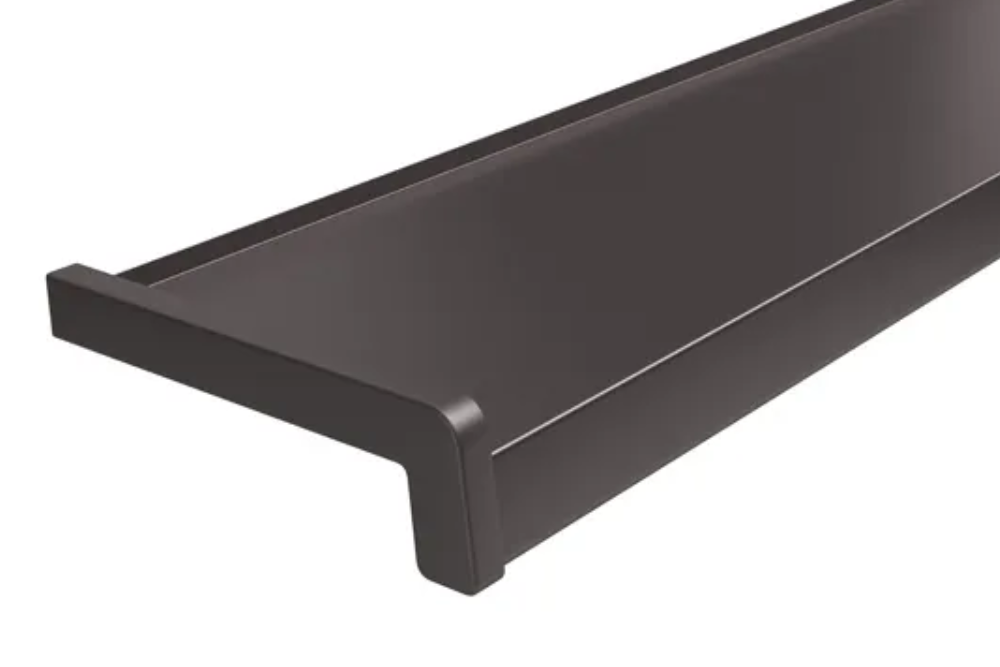 Wytrzymały parapet zewnętrzny stalowy RAL 8019 w odcieniu ciemnej czekolady.