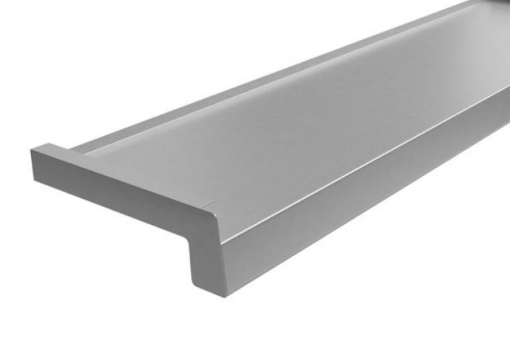 Srebrny parapet zewnętrzny stalowy RAL 9006 o metalicznym wykończeniu.