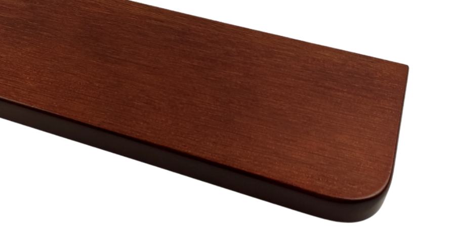 Ciepły, miodowy parapet w kolorze postarzanego złotego dębu z widocznymi słojami i zaokrąglonym profilem.