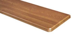 Parapet wewnętrzny w kolorze winchester o naturalnym, jasnobrązowym odcieniu z wyraźnym, stylowym usłojeniem i bezpiecznym, zaokrąglonym narożnikiem.