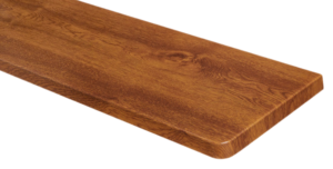 Klasyczny parapet wewnętrzny w kolorze złoty dąb o ciepłym, miodowym odcieniu z wyraźną strukturą drewna i bezpiecznym, zaokrąglonym narożnikiem.