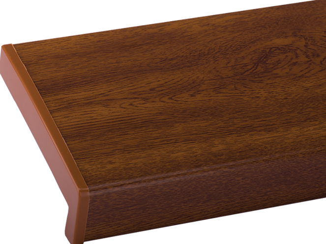 Klasyczny parapet wewnętrzny PCV złoty dąb o ciepłej barwie z wyraźną strukturą.